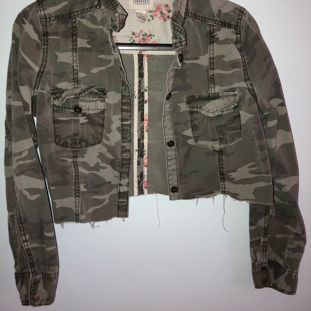Cropped camouflage denim jacket